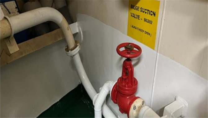散货船首仓排水阀故障解析